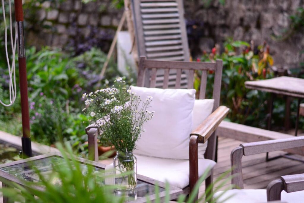 outdoor-furniture-and-greens