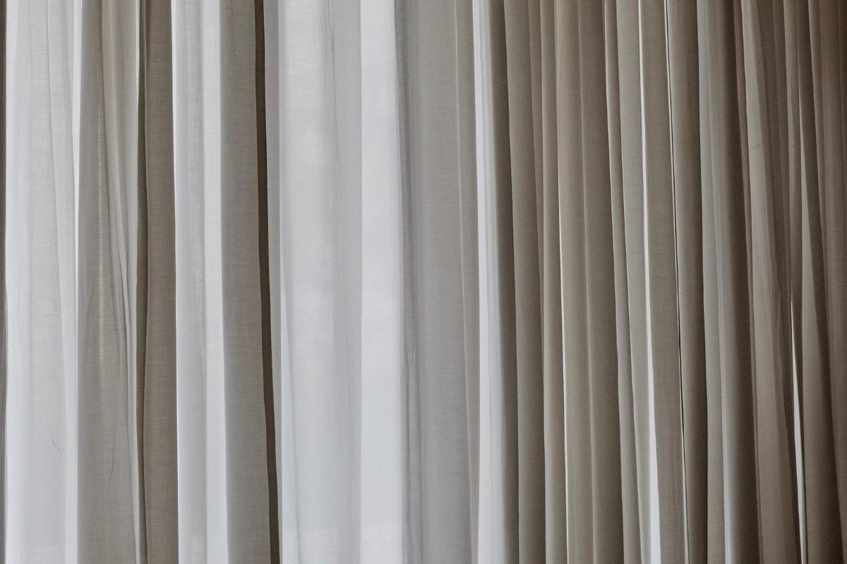 Factors to Consider When Choosing Between Curtains or Blinds for Your Home Décor