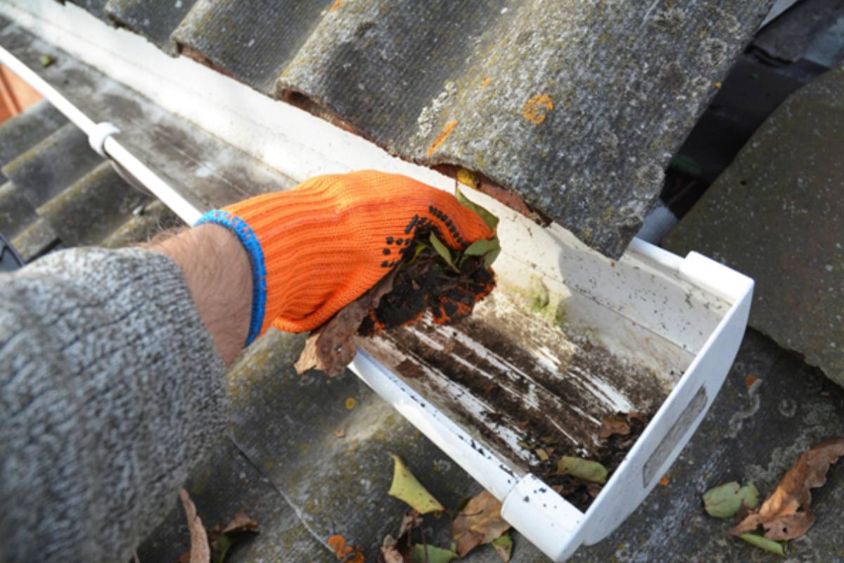 cleaning-gutters