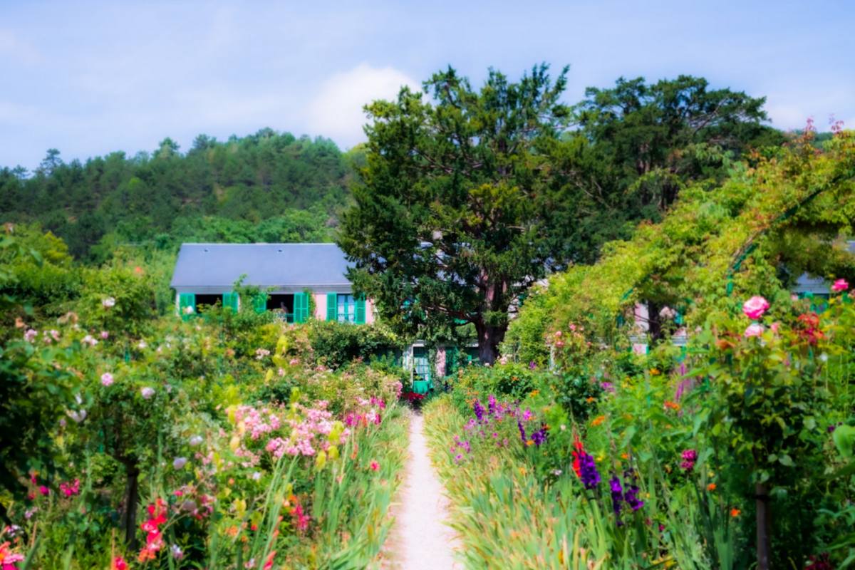 garden-with-decorative-edging